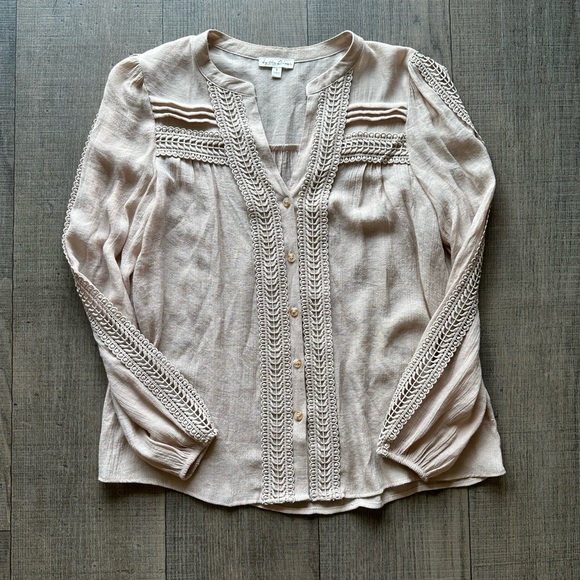 NWOT Eyelet patterned neutral tone blouse size S - Picture 4 of 10